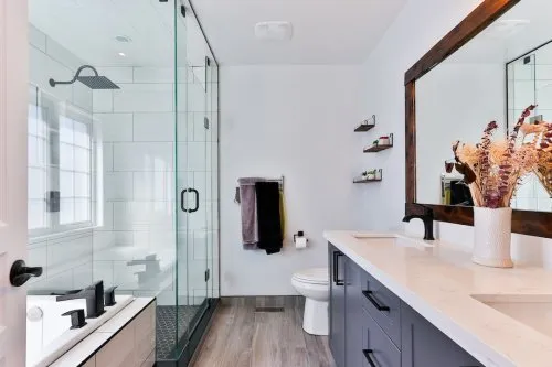 Colocar un espejo retroiluminado en el baño