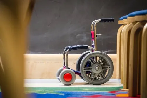 Cómo hacer una mesa para silla de ruedas