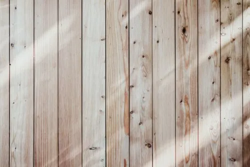 ¿Cómo se arregla la madera de una puerta deteriorada por la humedad?